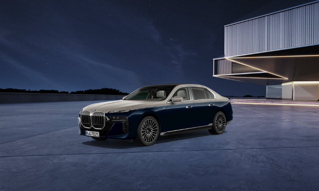 BMW 750e xDrive M 스포츠 인디비주얼 투톤 미드나잇 사파이어 에디션. BMW 제공